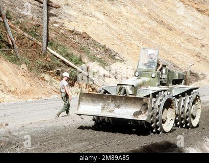 Un compattatore di terrapieno tampona un fondo stradale per una di una rete di strade che viene costruita dalla Guardia Nazionale dell'Esercito della Virginia Occidentale durante la Task Force III, un programma di azione civica in cui la guardia fornisce anche servizi sanitari e veterinari per i residenti della zona di Puenta Grande. Paese: Honduras (HND) Foto Stock