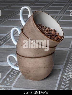 Lubiana porcellana polacca, tazza da caffè. Tazza di caffè molto leggera e delicata sul tavolo ripiena di caffè arabo aromatico. Può essere utilizzato nella pubblicità. Foto Stock