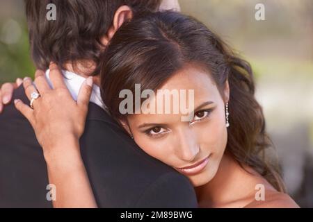 Iniziare una vita insieme. Una coppia il loro giorno di nozze. Foto Stock