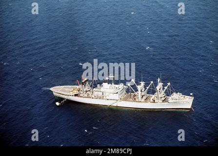 Una vista aerea a dritta della nave munizioni USS NITRO (AE-23) all'ancora. Paese: Sconosciuto Foto Stock