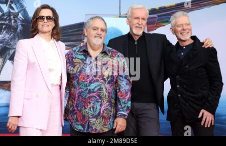 Hollywood, Los Angeles, CA, USA il 12 gennaio 2022. Sigourney Weaver, Jon Landau, James Cameron, Stephen Lang, a James Cameron e Jon Landau Hand e Footprint in Cement Ceremony al TCL Chinese Theatre di Hollywood, Los Angeles, CA, USA il 12 gennaio 2022. Foto di dati Sadou/ABACAPRESS.COM Foto Stock