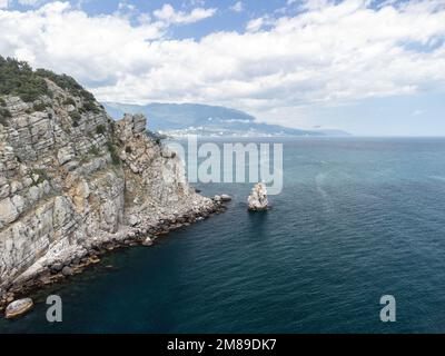 Foto aerea della roccia Parus Sail e Ayu-Dag Bear Mountain e vicino a Gaspra, Yalta, Crimea in una luminosa giornata di sole sul Mar Nero. Rock Parus a Gaspra Foto Stock