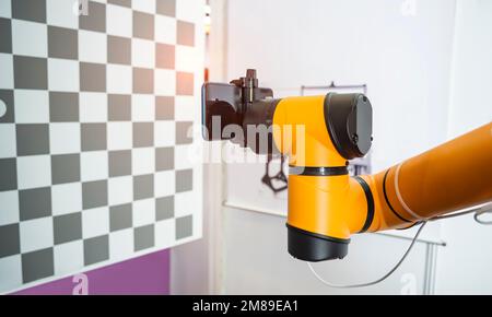 Robot robot robot robot robot robot automatico artificiale intelligente che tiene il telefono cellulare Foto Stock