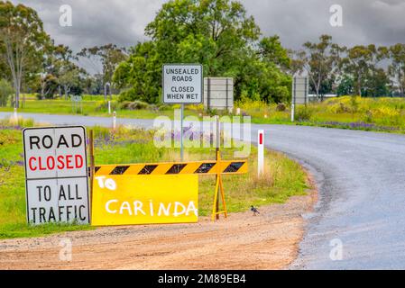 Settembre 2022: Cartello stradale chiuso, cartello segnaletico alluvione, cartello segnaletico stradale non sigillato su una strada che conduce a Nyngan nel nord-ovest del New South Wales, Australia Foto Stock