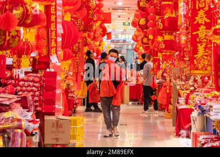 SHEN ZHEN, CINA - Gennaio 9,2023: Gente che acquista tradizione decorazione di cinese e simboli di buona fortuna per il Capodanno cinese nel mercato dei fiori di Shenzhen Foto Stock