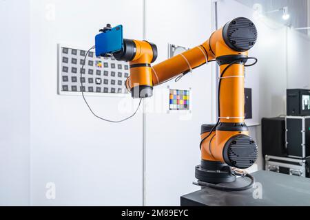 Robot robot robot robot robot robot automatico artificiale intelligente che tiene il telefono cellulare Foto Stock