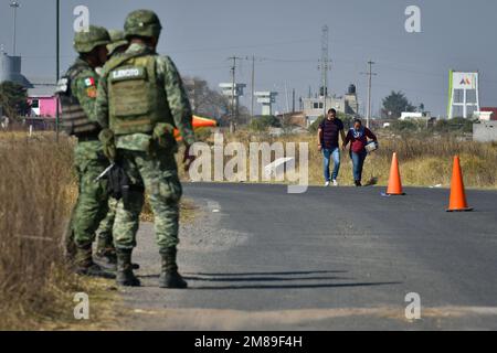 Non esclusiva: 12 gennaio ad Almoloya de Juárez, Messico : gli elementi dell'esercito messicano accompagnati dalla Guardia Nazionale mantengono pattuglie e scacchi Foto Stock