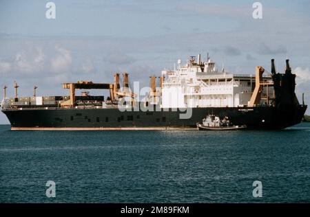 Il grande rimorchiatore portuale NANTICOKE (YTB 803) si affianca alla nave PFC di preposizionamento marittimo. EUGENE A. OBREGON (T-AK 3006) come si trova nel porto durante l'esercizio OCEAN VENTURE '88. Oggetto/Serie: OCEAN VENTURE '88 Stato: Puerto Rico (PR) Paese: Stati Uniti d'America (USA) Foto Stock