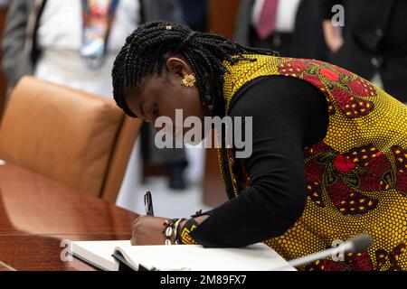 New York, Stati Uniti. 12th Jan, 2023. Francia Marquez Mina, Vicepresidente della Repubblica di Colombia firma il libro degli ospiti all'incontro con il Segretario generale Antonio Guterres presso la sede delle Nazioni Unite a New York il 12 gennaio 2023 . (Foto di Lev Radin/Sipa USA) Credit: Sipa USA/Alamy Live News Foto Stock