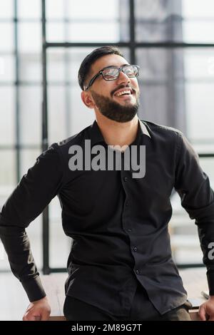 ritratto di un giovane uomo d'affari che sorride Foto Stock