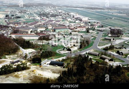 Una vista aerea dei rifugi degli aerei, del primo piano e di altri servizi sulla base. Base: Bitburg Air base Paese: Deutschland / Germania (DEU) Foto Stock