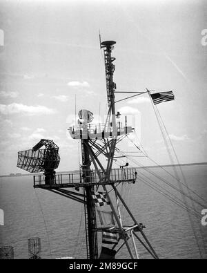 Una vista ravvicinata dal lato del porto del molo di trasporto anfibio USS Raleigh (LPD-1) del radar di ricerca di superficie SPS-10 della nave, al centro, e il radar di ricerca aerea SPS-40 più grande, a sinistra. Paese: Chesapeake Bay Foto Stock