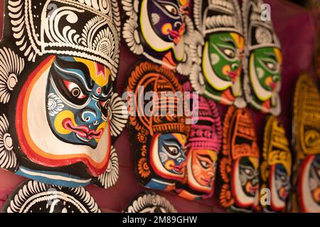 Un certo numero di maschera facciale colorata per la danza chhau del Bengala Occidentale, India Foto Stock