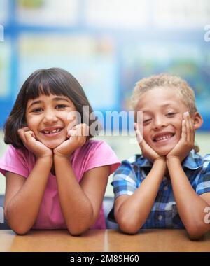 In classe. Ritratto dei bambini elementari a scuola. Foto Stock