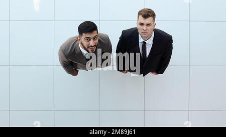 Ritratto di due soci d'affari concentrati vestiti in abito formale Foto Stock