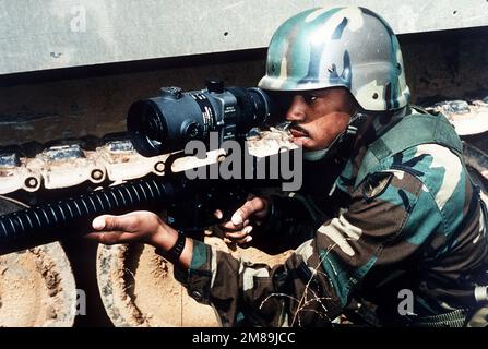 Un soldato punta ad un fucile M-16A2 dotato di una vista d'arma individuale AN/PVS-4. Paese: Sconosciuto Foto Stock