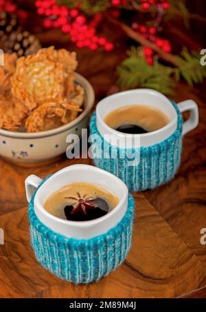 Caffè in tazze con il cardamomo e lo zucchero bianco vintage sfondo di legno Foto Stock