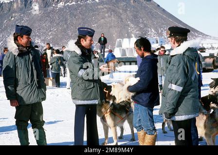 LT. COL. Ray Tourey del 109th Tactical Airlift Group, New York Air National Guard, a sinistra, e il comandante Erick Thompsen, UFFICIALE di collegamento danese SENIOR alla base, a destra, guardare come base Commander col. William Pine consegna un cucciolo per cani da slitta al re anziano. Base: Thule Paese: Groenlandia (GRL) Foto Stock