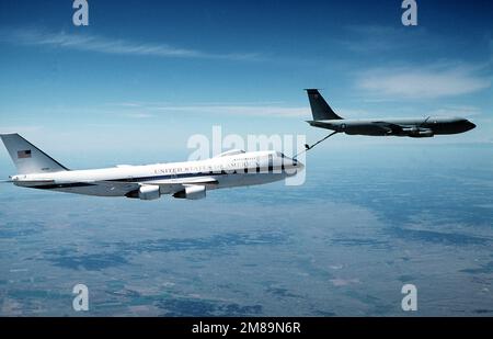 Un'operazione di rifornimento aria-aria di un aeromobile e-4B National Emergency Airborne Command Post da parte di un aeromobile KC-131 Stratotanker del Kansas Air National Guard 190th Air Refueling Group. Paese: Sconosciuto Foto Stock