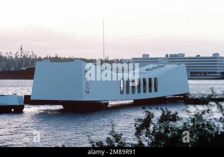 Una vista della USS ARIZONA Memorial come visto da Ford Island. Base: Naval Station, Pearl Harbor Stato: Hawaii (HI) Paese: Stati Uniti d'America (USA) Foto Stock