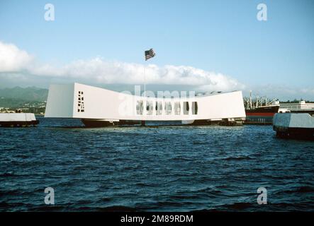 Una vista della USS ARIZONA Memorial come visto da Ford Island. Base: Naval Station, Pearl Harbor Stato: Hawaii (HI) Paese: Stati Uniti d'America (USA) Foto Stock