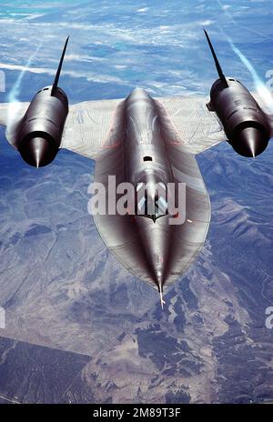 Una vista frontale aria-aria di un aereo da ricognizione strategico SR-71A. La SR-71 è conosciuta ufficiosamente come "Blackbird". Base: Beale Air Force base Stato: California (CA) Paese: Stati Uniti d'America (USA) Foto Stock