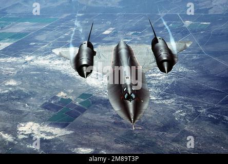 Una vista frontale aerea di un aereo da ricognizione strategico SR-71A. La SR-71 è conosciuta ufficiosamente come "Blackbird". Base: Beale Air Force base Stato: California (CA) Paese: Stati Uniti d'America (USA) Foto Stock