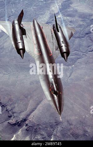 Una vista aerea destra dall'alto di un aeromobile di ricognizione strategico SR-71A. La SR-71 è conosciuta ufficiosamente come "Blackbird". Base: Beale Air Force base Stato: California (CA) Paese: Stati Uniti d'America (USA) Foto Stock