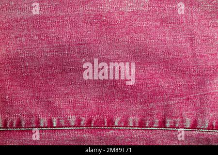 La texture dei jeans di colore viva magenta Foto Stock