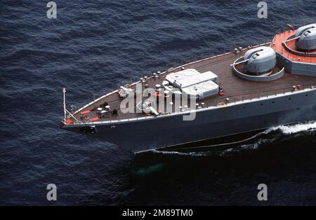 Una vista di un sistema di lancio verticale di missili, e 100mm pistole a doppio scopo a bordo del cacciatorpediniere missilistico guidato classe Udaloy sovietico Vitse-Admiral Kulakov (DDG-659). Paese: Mar Mediterraneo (MED) Foto Stock