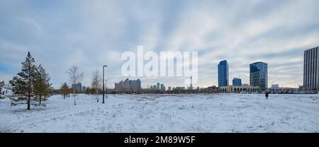 Moderna città urbanistica architettonica Astana. Edifici futuristici nel gelido giorno d'inverno, Nur-Sultan, Astana, Kazakhstan. Foto di alta qualità Foto Stock