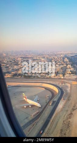 Emirati Arabi Uniti, Dubai - 26 novembre 2021: Vista dalla finestra dell'aereo sul cielo blu e la terra con il paesaggio del deserto, del mare e dei canali in Emirates. Foto di alta qualità Foto Stock