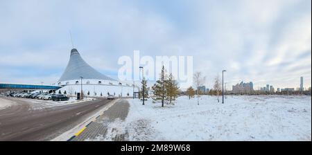 Moderna città urbanistica architettonica Astana. Edifici futuristici nel gelido giorno d'inverno, Nur-Sultan, Astana, Kazakhstan. Foto di alta qualità Foto Stock