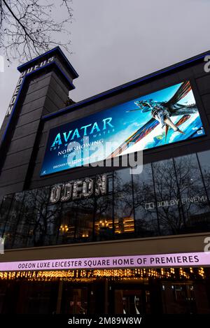 Cinema Odeon Leicester Square, Londra, Regno Unito, che mostra Avatar, la via dell'acqua. Pomeriggio invernale umido e triste Foto Stock