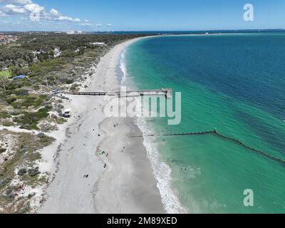 Vista aerea (drone) verso sud lungo Coogee Beach. Perth, Australia Occidentale Foto Stock