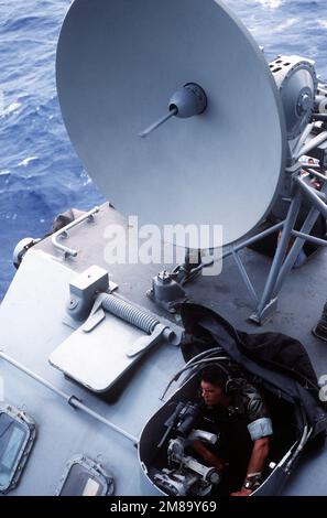 A Marine mans la sua stazione sul direttore di Mark 37 per Mark 28 5 pollici 38-calibro pistole a bordo della nave da guerra USS MISSOURI (BB-63) durante l'esercizio RimPac '88. Un radar Mark 25 è in cima al regista. Soggetto operativo/Serie: RIMPAC '88 Paese: Oceano Pacifico (POC) Foto Stock