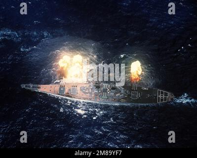 Una vista dall'alto della nave da guerra USS MISSOURI (BB-63) che spara dal suo Mark 7 16-inch/50-calibro pistole durante una dimostrazione di potenza di fuoco. Il MISSOURI e le navi del suo gruppo di battaglia partecipano all'esercizio multinazionale RIMPAC '88. Soggetto operativo/Serie: RIMPAC '88 Paese: Oceano Pacifico (POC) Foto Stock