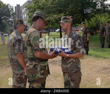 Al suo ultimo ritiro, il comandante uscente dell'arsenale col John S. Cowings, a destra, riceve i colori da MGEN Marvin D. Brailsford, centro, comandante generale, Army Armament, Munitions e Chemical Command. A sinistra è il Command Sergeant Major Nelson R. Ham.exac. Base: Rock Island Arsenal Stato: Illinois (il) Nazione: Stati Uniti d'America (USA) Foto Stock