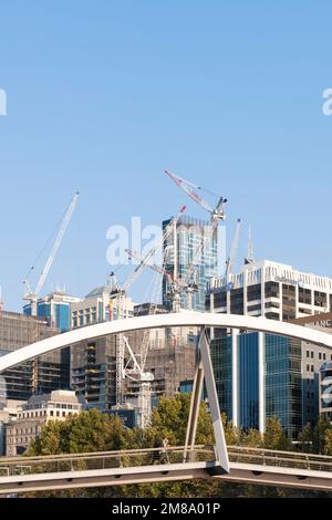 Evan Walker Bridge di Melbourne con più gru sullo skyline del CBD. Foto Stock