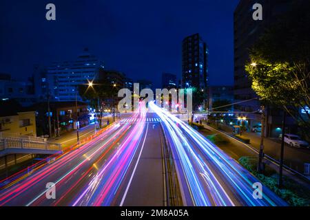 Un ingorgo notturno alla città che attraversa Tokyo Foto Stock