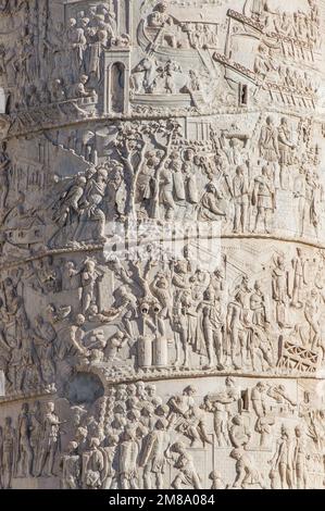 Primo piano della colonna Traiana (colonna Traiana). Particolare della colonna trionfale romana a Roma. Foto Stock