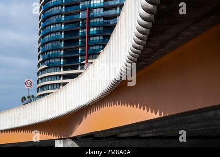 Ponte sul fiume Yarra che fa parte della Via Wurundjeri. Foto Stock