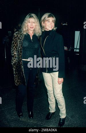 Olivia Newton-Jones e sorella Ronna….. Evento a Hollywood Life - California, USA, industria cinematografica, celebrità, Fotografia, Bestof, Arte Cultura e intrattenimento, TOPIx celebrità moda, il meglio di, Hollywood Life, Red Carpet e backstage, celebrità del cinema, celebrità della TV, celebrità della musica, TOPIx, Bestof, Arte Cultura e intrattenimento, verticale, una persona, Fotografia, #Celebrity #Hollywood #redcarpet #attore #attrice #famousCelebrity #HollywoodEvent #TsuniUSA #CelebrityPhotography, Fashion Inquiry tsuni@Gamma-USA.com , credito Tsuni / USA, Moda, dall'anno 1993 al 1999, Foto Stock