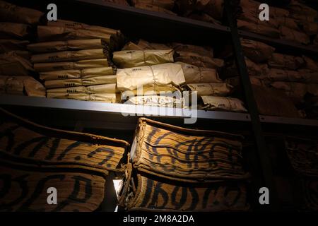 Una vista dettagliata e ravvicinata di vecchi libri di registrazione ingialliti, seppia e libri contabili. Presso il Museo dell'Archivio storico del Banco di Napoli, la Banca di Napoli Foto Stock