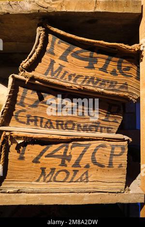 Una vista dettagliata e ravvicinata di vecchi libri di registrazione ingialliti, seppia e libri contabili. Presso il Museo dell'Archivio storico del Banco di Napoli, la Banca di Napoli Foto Stock