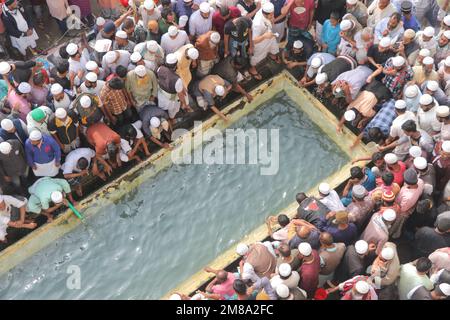 DHAKA, Dhaka, Bangladesh. 13th Jan, 2023. I devoti musulmani si riuniscono per usare l'acqua fornita durante Ijtema. La Bishwa Ijtema (Congregazione Globale) è un raduno annuale di musulmani a Tongi, sulle rive del fiume Turag, alla periferia di Dhaka, in Bangladesh. È la seconda congregazione più grande della comunità musulmana dopo il pellegrinaggio alla Mecca per gli Hajj. Più di 4 milioni di musulmani si sono radunati a Bishaw Ijtema. L'Ijtema è un incontro di preghiera che si sviluppa in tre giorni, durante i quali i devoti presenti eseguono preghiere quotidiane ascoltando gli studiosi che recitano e spiegano i versi del Qu Foto Stock
