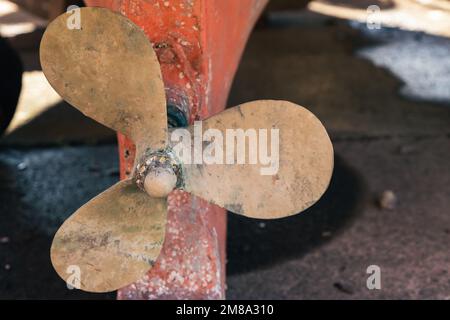 Vecchio propulsore della barca, foto ravvicinata con messa a fuoco morbida selettiva Foto Stock