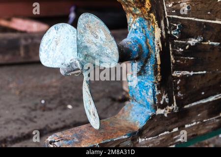 Elica arrugginita, foto ravvicinata con messa a fuoco morbida selettiva Foto Stock