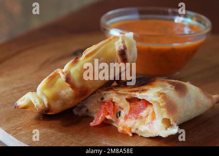 Empanada argentina mozzarella ripiena e pomodoro. Foto Stock