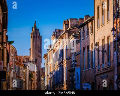 Vista sulla Rue du Taur e la chiesa di Notre Dame du Taur e le facciate tipiche di Tolosa, nel sud della Francia (Haute Garonne) Foto Stock